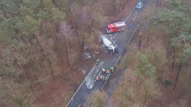 Einbetoniert: Mischwagen kippt um und sorgt für Sauerei