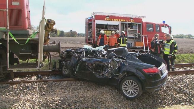 120 Meter mitgerissen: Tödlicher Unfall am Bahnübergang