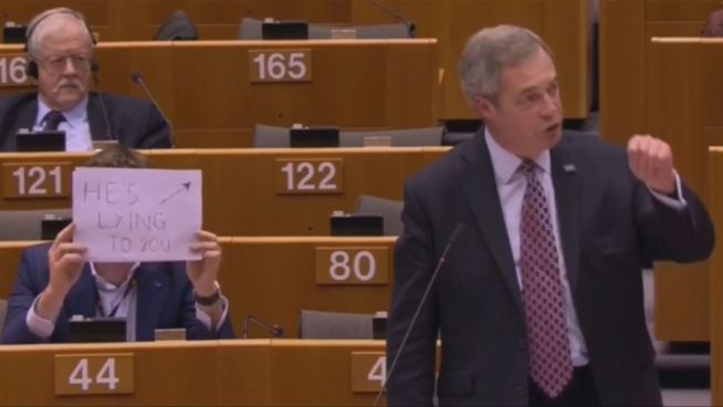 Stummer Protest: Abgeordneter trollt Populist Farage