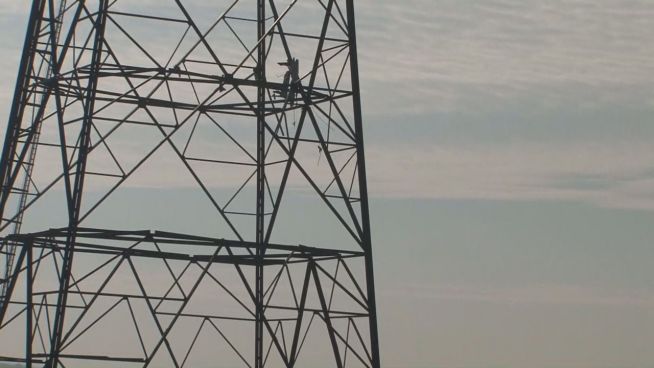 Niedersachsen: Kleinflugzeug kracht in Windkraftanlage