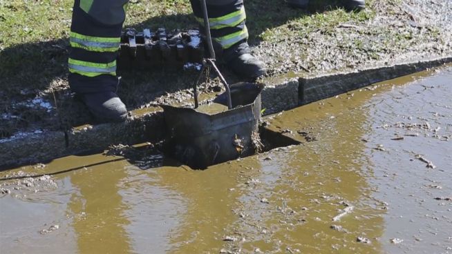 Stinkender Einsatz: Feuerwehr reinigt Gülle-Unfall