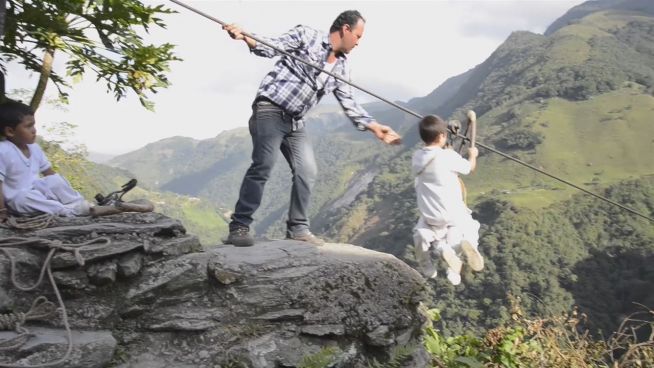 Riskant: Diese Kids rasen mit Seilrutsche zur Schule